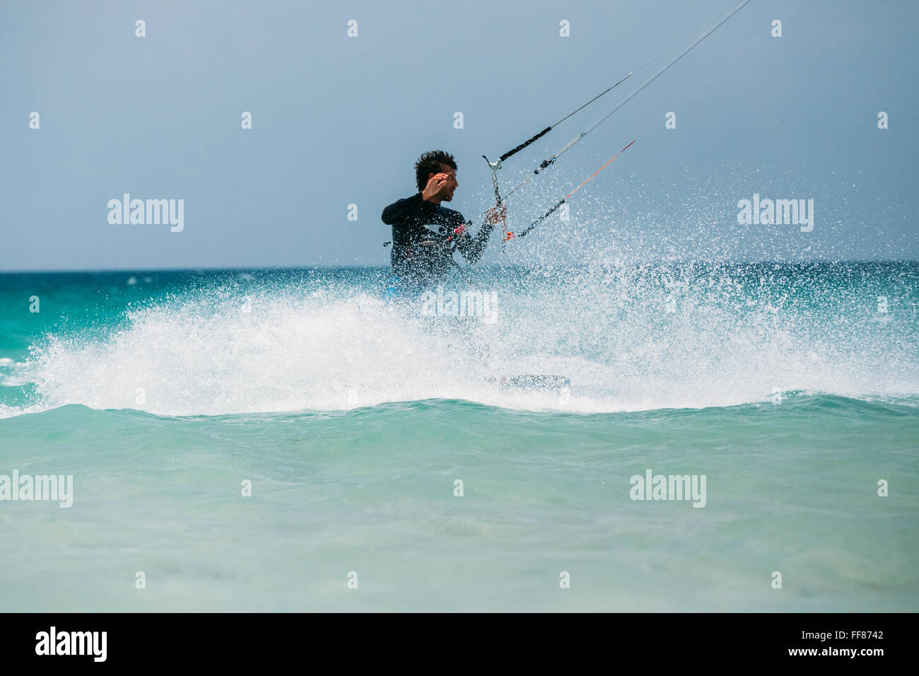 Tarifa, Spagna - 21 Giugno 2015: Kitesurf a Tarifa, Spagna. Tarifa è più popolari luoghi in Spagna per kitesurf Foto Stock