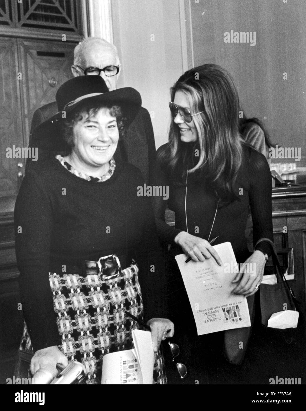 STEINEM HA & ABZUG, 1972. /NGloria Steinem ha con il congressista Bella Abzug nel 1972. Foto Stock