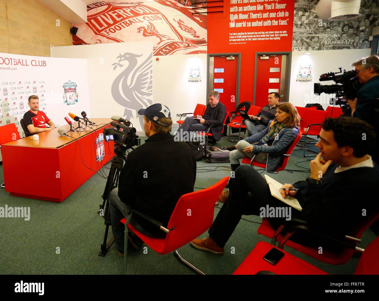 Liverpool portiere belga Simon Mignolet (L) parla ai media durante una conferenza stampa presso la formazione Melwood Terreno in Liverpool, nord ovest della Gran Bretagna il 11 febbraio 2016. Foto: Lindsey Parnaby/dpa Foto Stock