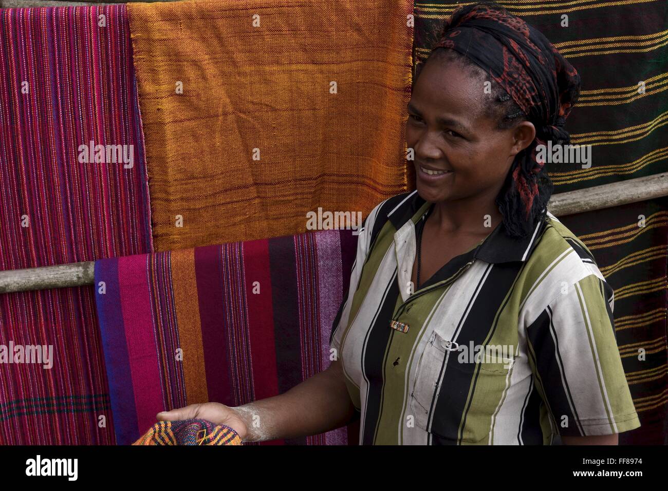 Una donna etiope commercializza tessili. Foto Stock