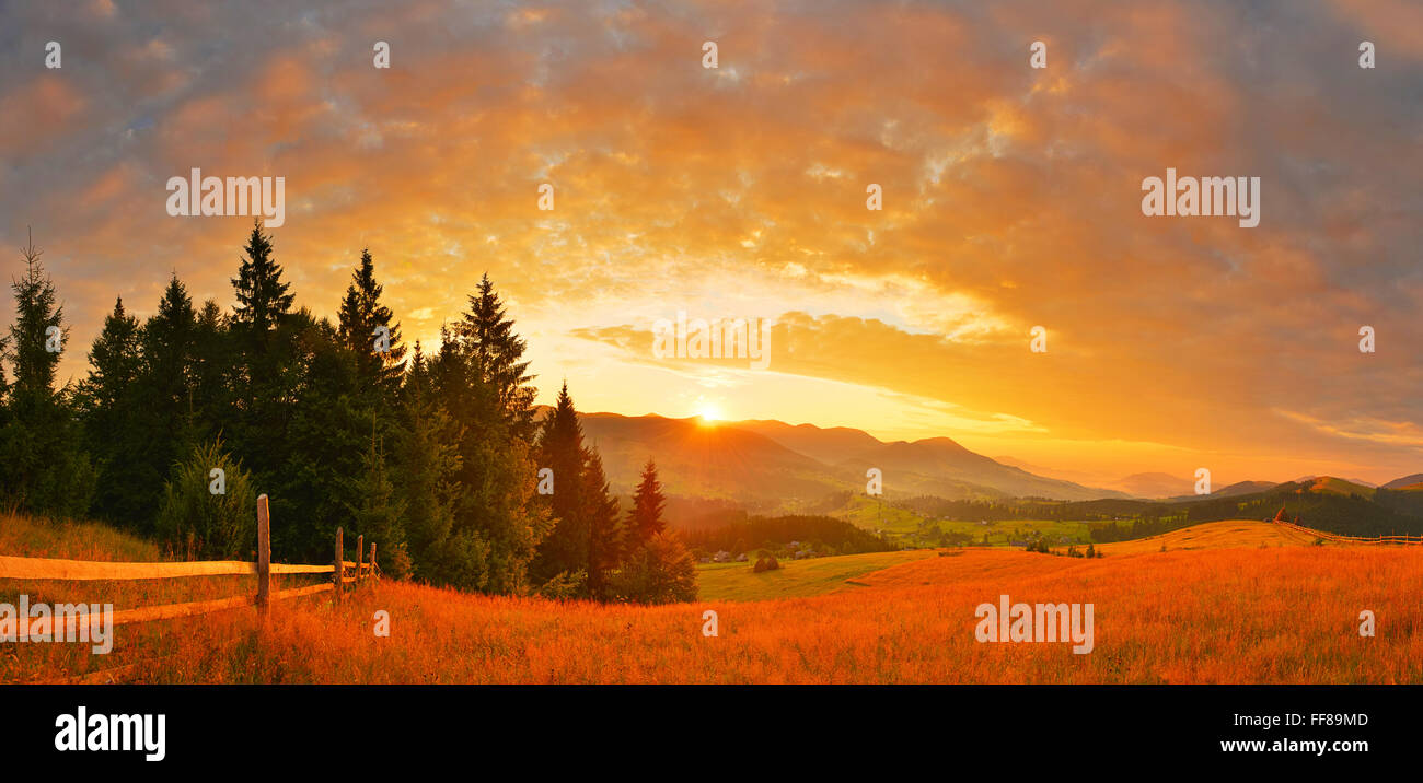 Sunrise in campagna d'autunno. Foto Stock