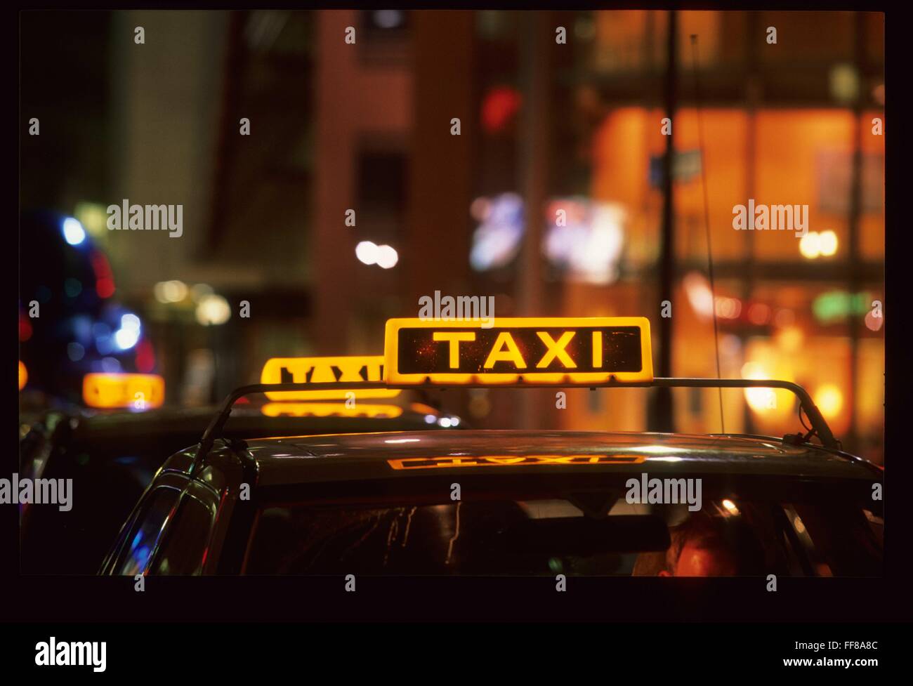 Taxi, taxi e servizio di taxi-driver su Marlene Dietrich Platz Berlino di notte Foto Stock