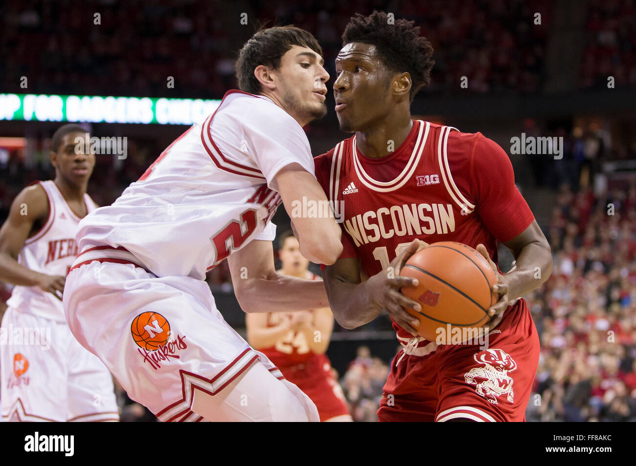 Madison, WI, Stati Uniti d'America. 10 Febbraio, 2016. Wisconsin Badgers avanti Nigel Hayes #10 in azione durante il NCAA pallacanestro tra il Nebraska Cornhuskers e Wisconsin Badgers a Kohl Center a Madison, WI. Wisconsin sconfitto Nebraska 72-61. John Fisher/CSM/Alamy Live News Foto Stock