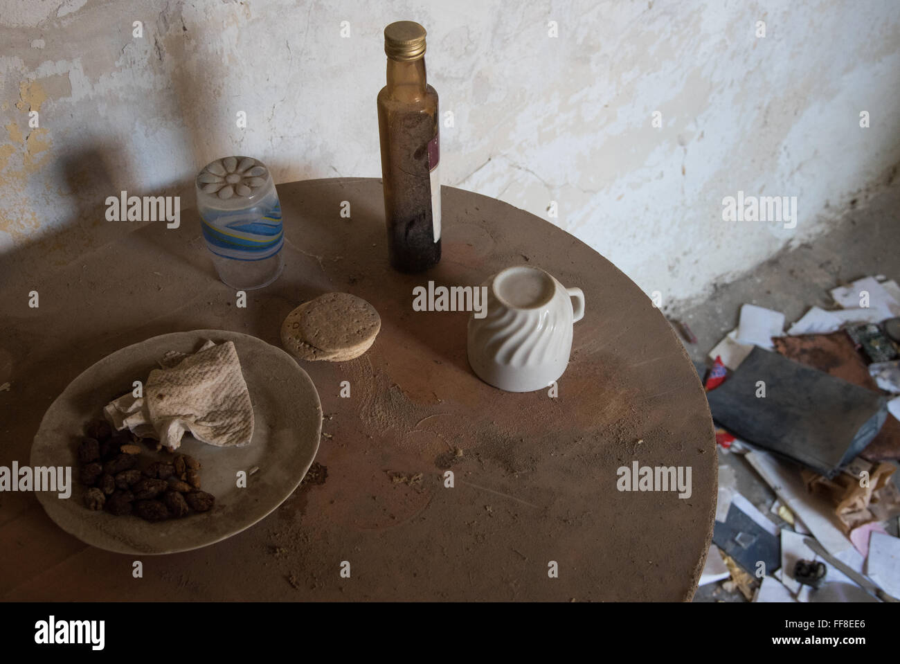 Casa abbandonata la cucina con i residui di cibo e bevande sul tavolo Foto Stock