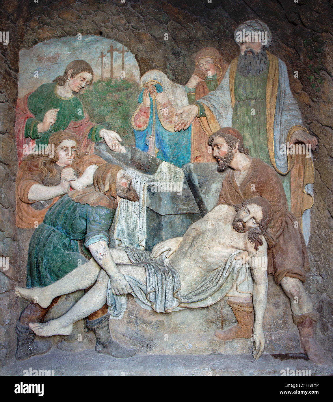 BANSKA STIAVNICA, Slovacchia - 19 febbraio 2015: il dettaglio a bassorilievo in pietra della sepoltura di Gesù dal 18. secolo, di autore ignoto. Foto Stock