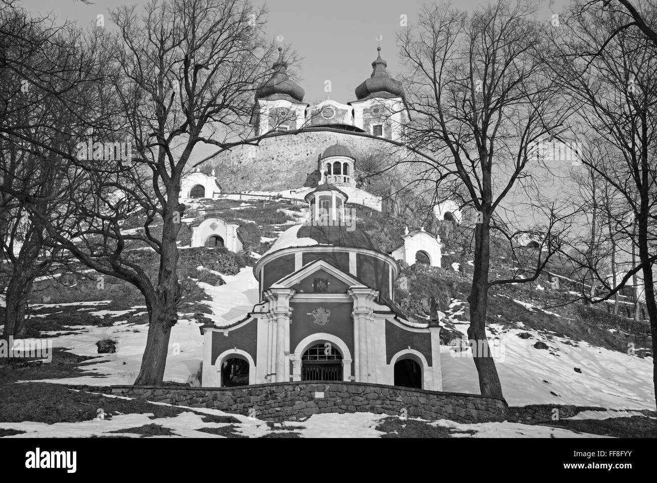 Banska Stiavnica - medio e superiore barocca chiesa calvario costruito negli anni 1744 - 1751 in inverno. Foto Stock