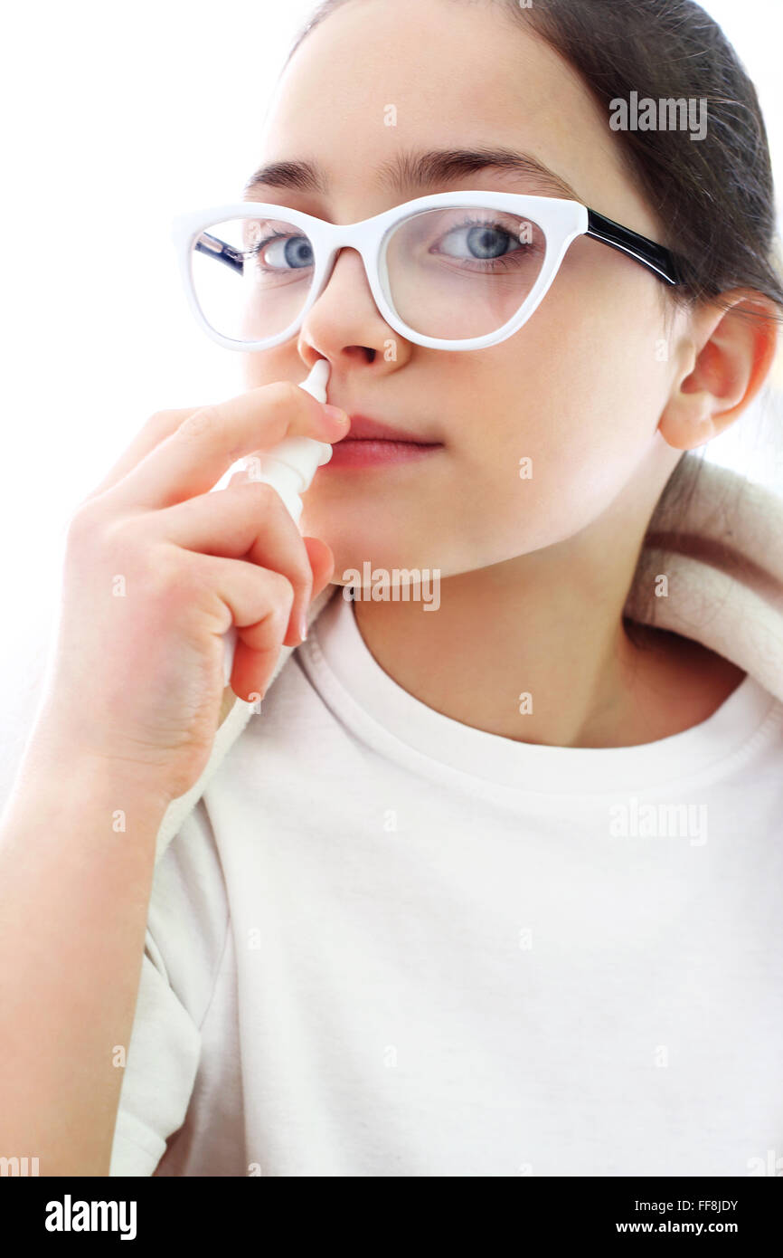 Il Qatar e freddo, gocciolamento nasale bambino malato. Allergia ai pollini, ragazza il gocciolamento del naso. Malata gocciolamento gocce nasali Foto Stock