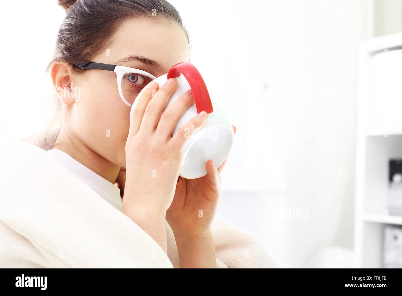 Angina, faringiti e laringiti. Il trattamento della gola del paziente, il suo bambino sta assumendo farmaci. Foto Stock