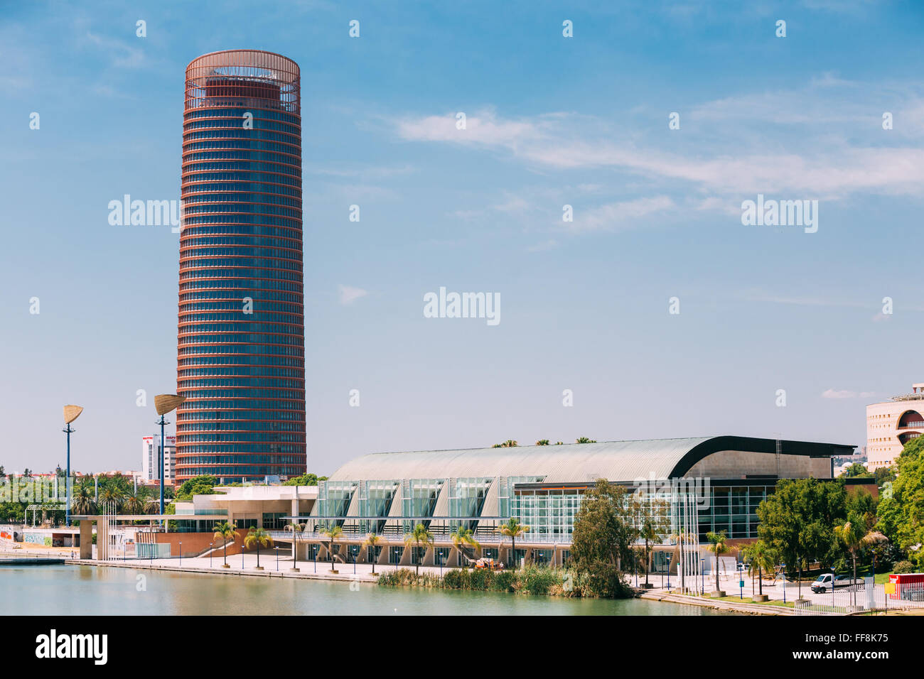 Siviglia, Spagna - 24 Giugno 2015: Office è il grattacielo più alto edificio a Siviglia in Spagna. Foto Stock