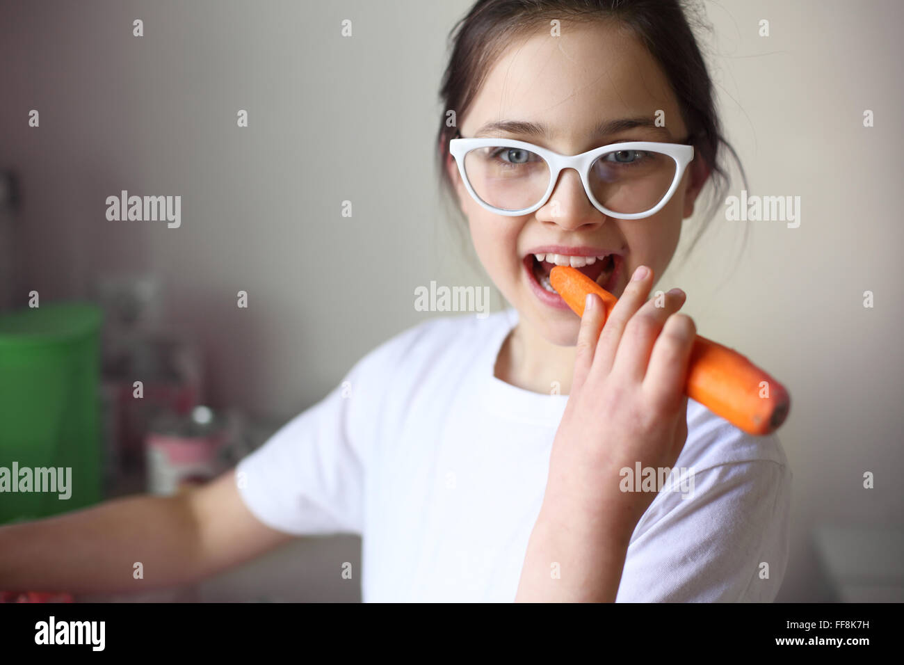 Una dieta sana del bambino. La ragazza è mangiare le carote Foto Stock