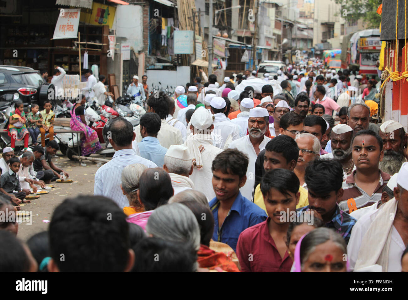 Pune, India - 11 ‎July, ‎2015: migliaia di persone si affollano per un pilgrimmage in India durante il festival Wari Foto Stock