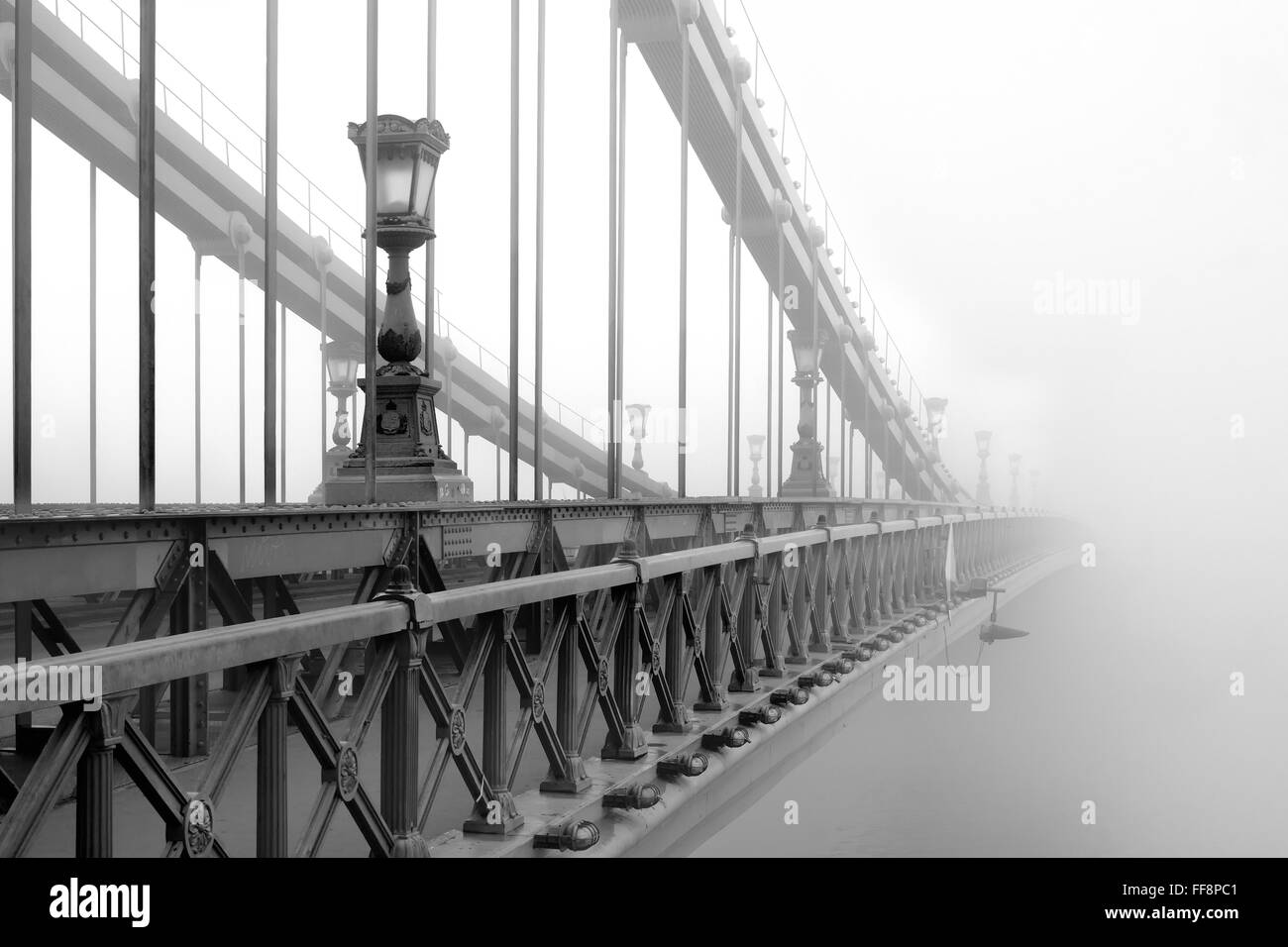 Il Ponte delle catene a Budapest in una mattinata nebbiosa. Foto Stock