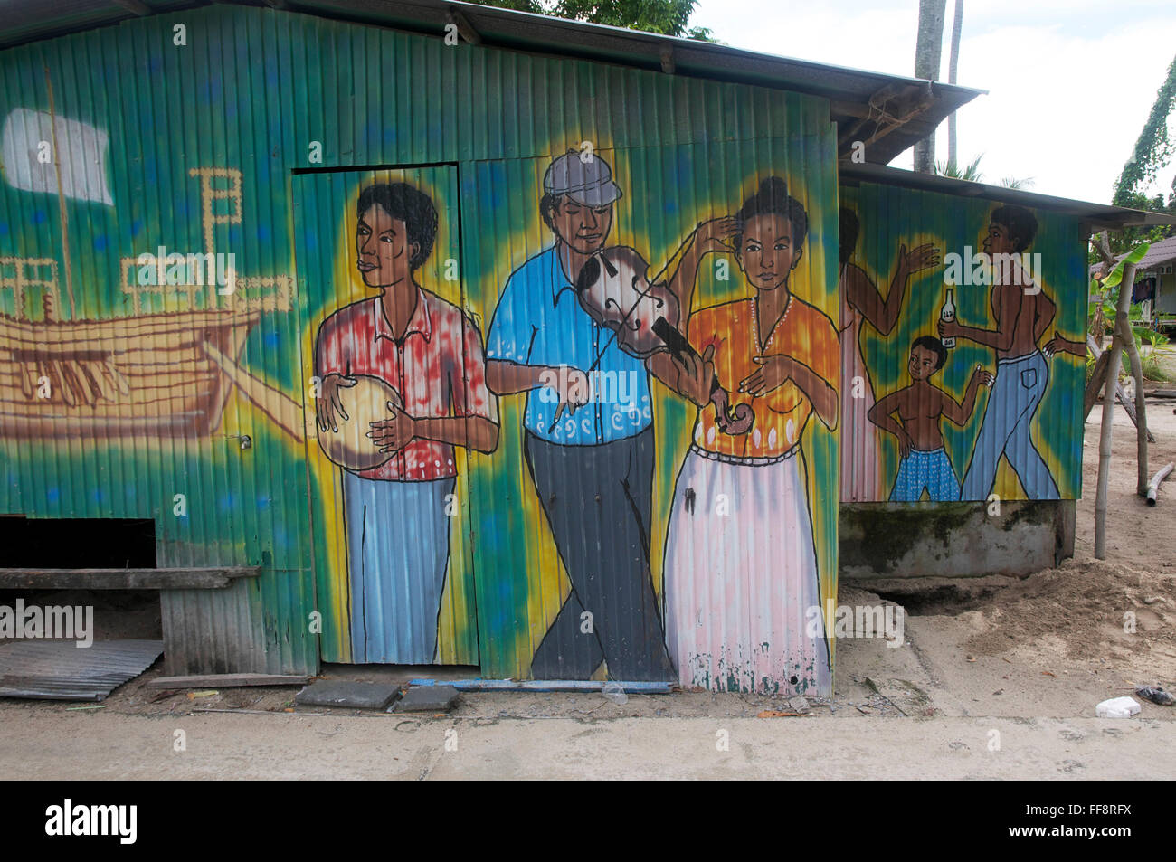 Gli uomini, bambini e una donna dipinta sul ferro corrugato house. Foto Stock