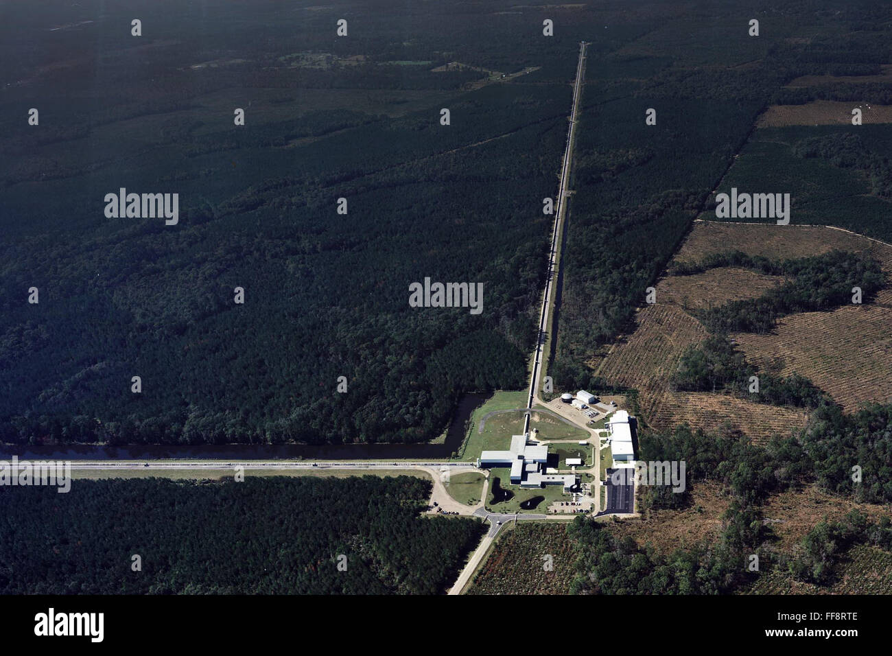 (160211) -- WASHINGTON, 11 febbraio (Xinhua) -- File foto mostra l'interferometro laser gravitazionale onda-osservatorio (LIGO) in Livingston, Louisiana, Stati Uniti. Gli scienziati degli Stati Uniti ha detto Giovedi hanno rilevato l'esistenza di onde gravitazionali, che erano stati previsti da Albert Einstein la teoria della relatività generale di 100 anni fa. (Xinhua/Caltech/MIT/LIGO Lab) Foto Stock