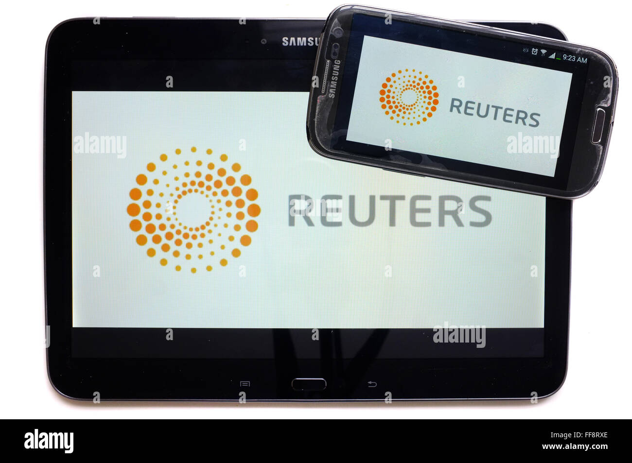 L'agenzia di stampa Reuters logo su schermi di un tablet e uno smartphone fotografati contro uno sfondo bianco. Foto Stock
