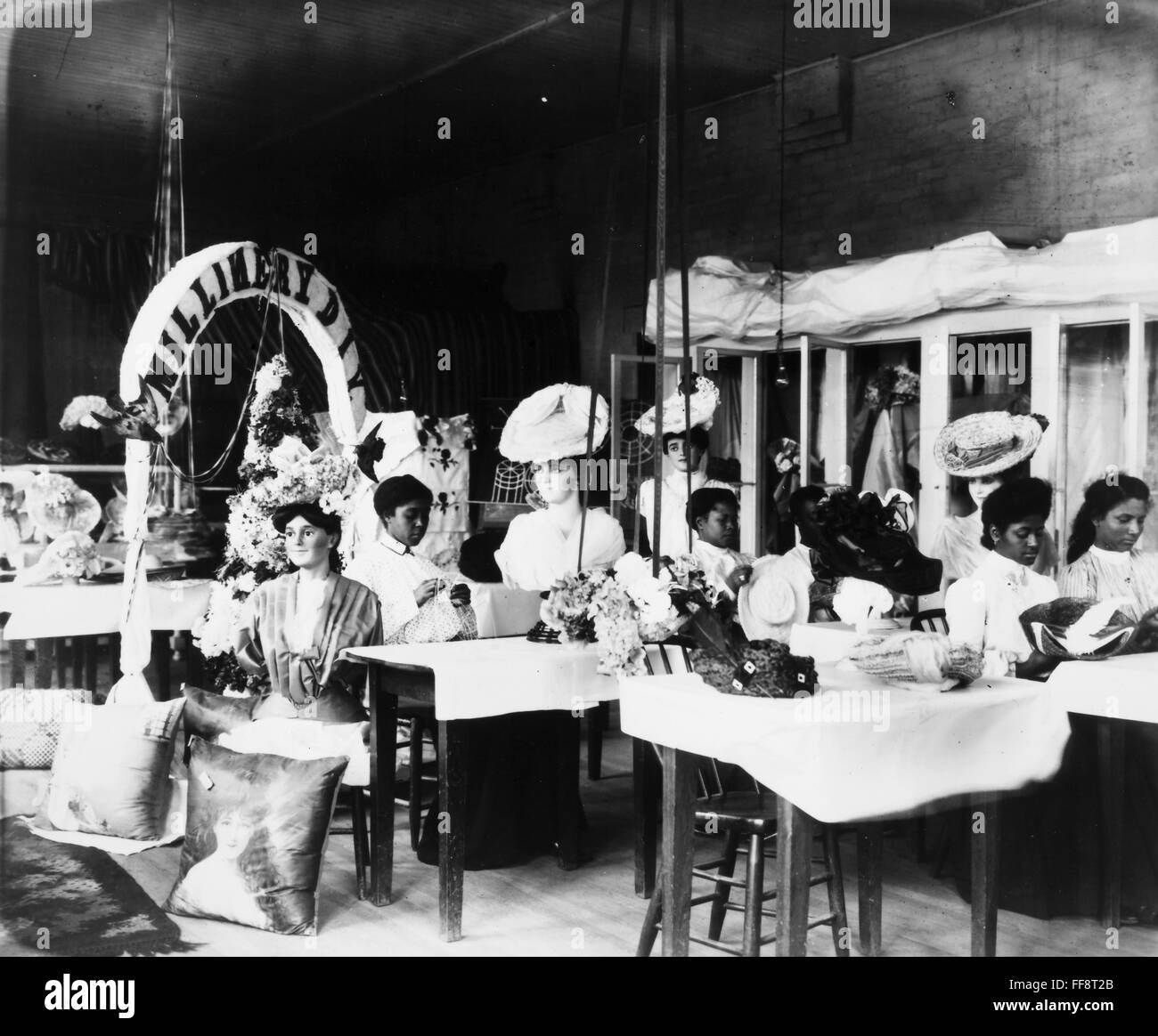 Istituto di TUSKEGEE, 1906. /NA millinery classe. Fotografia, 1906 da Frances Benjamin Johnston. Foto Stock