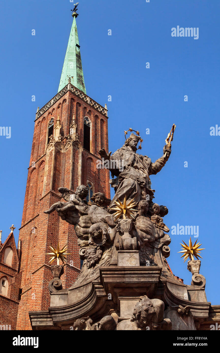 Giovanni di Nepomuk monumento davanti la chiesa di Santa Croce, Wroclaw, Polonia. Foto Stock