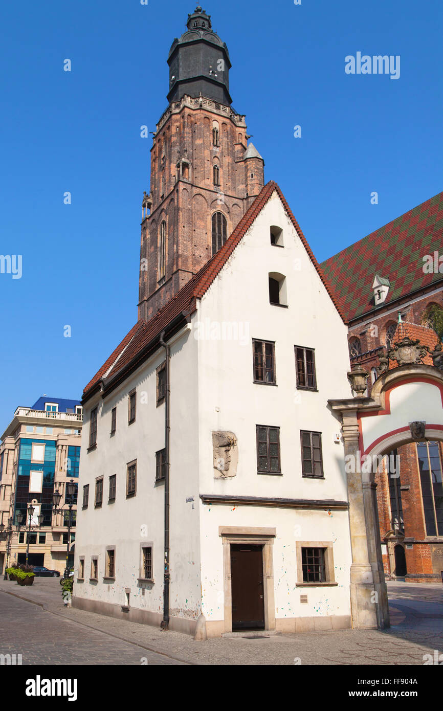 Jas house e St Elizabeth chiesa nella città vecchia di Wroclaw, Polonia. Foto Stock