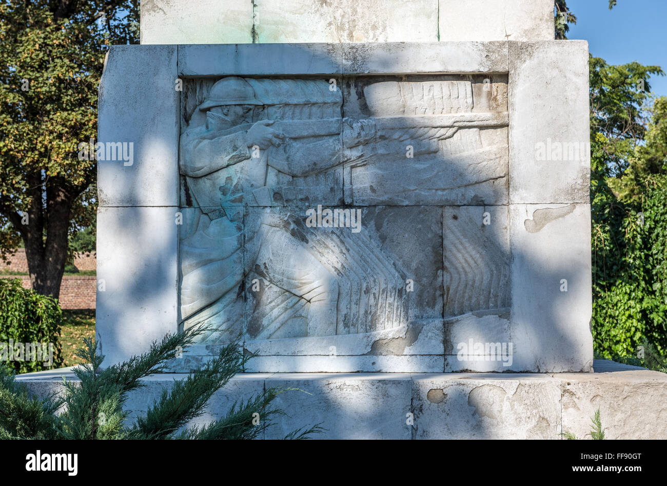 Piedistallo in marmo del monumento di gratitudine alla Francia progettato da Ivan Mestrovic nel grande Parco Kalemegdan, città di Belgrado, Serbia Foto Stock