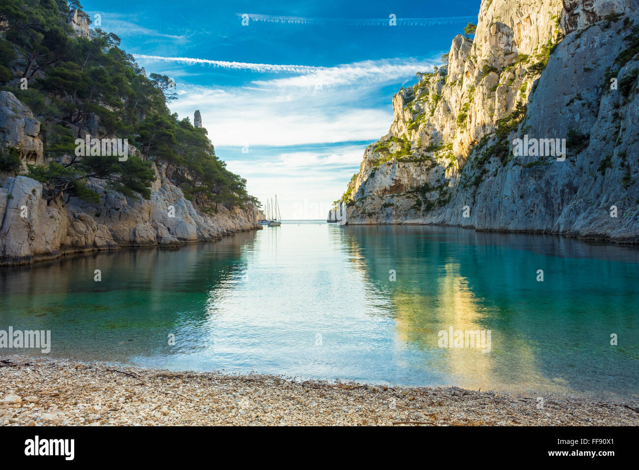 La bellissima natura dei Calanchi sul litorale azzurro della Francia. Costa en Vau vicino nel sud della Francia. Foto Stock