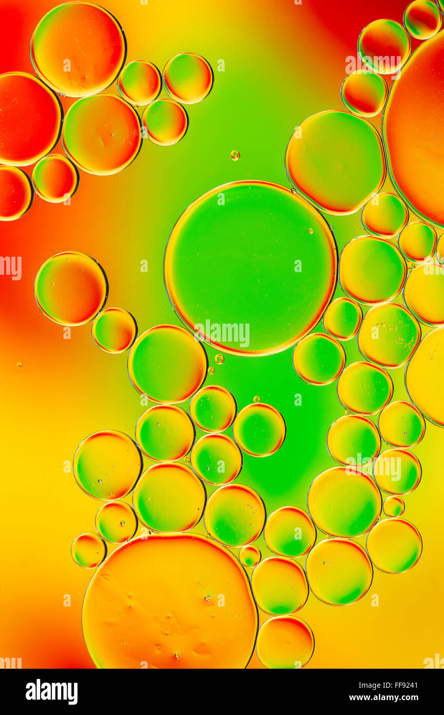 Olio su acqua con sfondo colorato Foto Stock