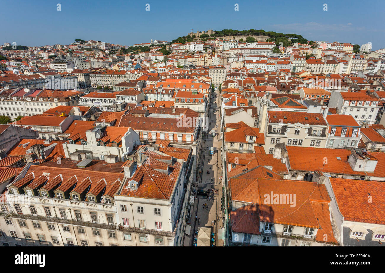 Il Portogallo, Lisbona, con vista sui tetti di Baixa Pombalina dalla piattaforma di osservazione dell'Elevador de Santa Justa Foto Stock
