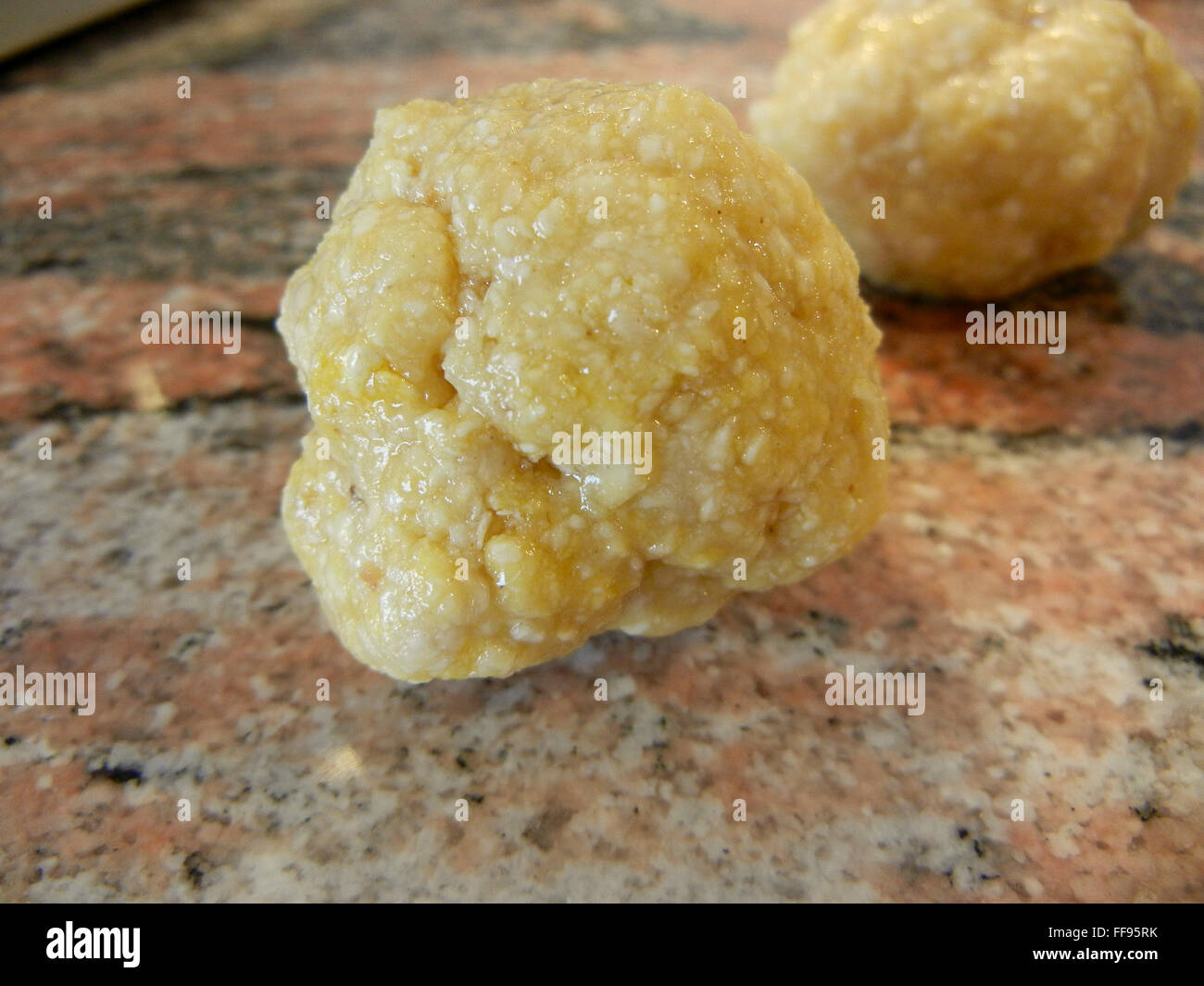 Sfera di Matzo crudo Foto Stock