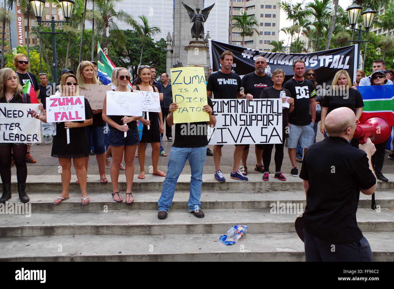 Durban, Sud Africa. Xi Febbraio, 2016. Proprio il giorno che il Sud Affrica il presidente Jacob Zuma era dovuta a consegnare lo stato della nazione discorso al Parlamento 2000 chilometri di distanza in Città del Capo, un piccolo gruppo di manifestanti hanno inscenato una protesta per lui per andare. Passando ai sostenitori del Presidente Sudafricano heckled chi lo vuole lasciare l'ufficio. Zuma il terzo presidente del paese sta diventando sempre più impopolare in mezzo alle accuse di corruzione nel partito al potere. Credito: Giordano Stolley/Alamy Live News Foto Stock