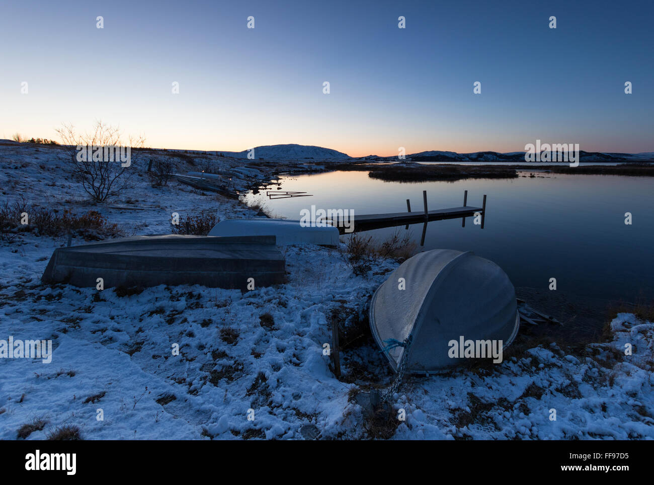 Presto la luce del mattino e le barche a remi sul lago Thingvallavatn in Islanda Foto Stock