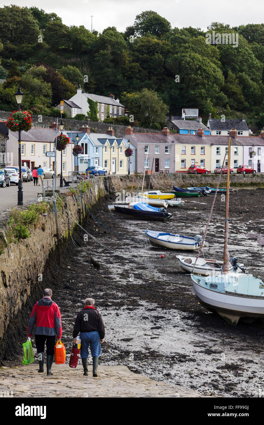 Due pescatori, inferiore Fishguard Harbour, Pembrokeshire, Wales, Regno Unito GB Foto Stock