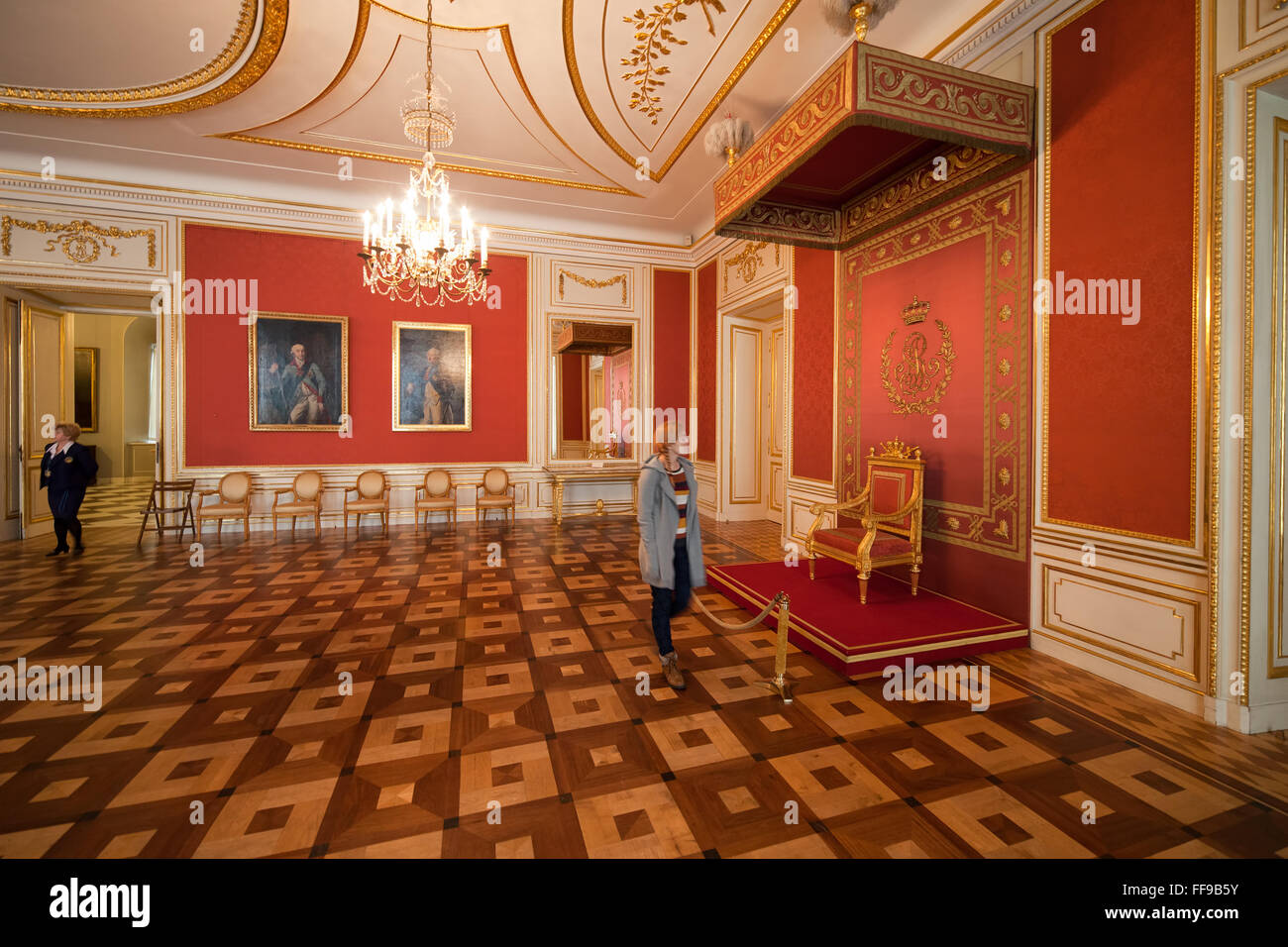 La Polonia, la città di Varsavia, il Castello Reale interno, trono in camera di consiglio Foto Stock