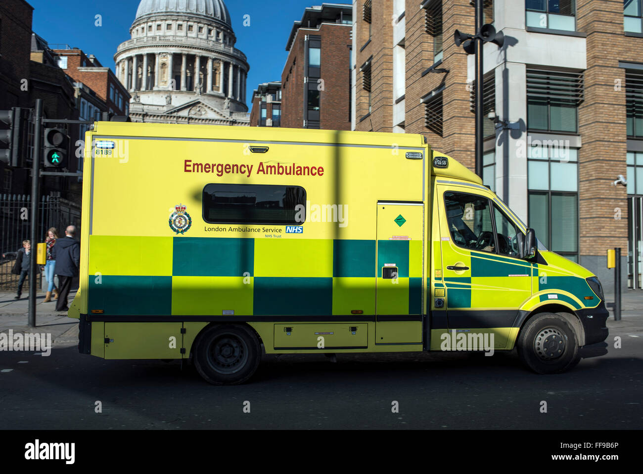 Ambulanza di emergenza San Paolo rushing incidente Foto Stock