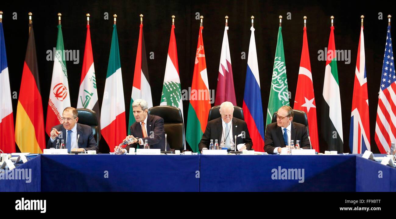 Il russo Segretario di Stato Sergei Lavrov (L) e U.S. Segretario di Stato per gli affari esteri John Kerry (2L) partecipare alla International Siria Support Group (ISSG) Riunione di Monaco di Baviera, Germania, 11 febbraio 2016, insieme con i membri dell'opposizione siriana e altri funzionari. Foto: MICHAEL DALDER/DPA Foto Stock