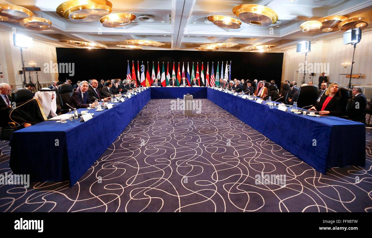 Stati Uniti Segretario di Stato per gli affari esteri John Kerry (centro, 2L) e il ministro degli affari esteri russo Sergei Lavrov (centro, L) partecipare alla International Siria Support Group (ISSG) Riunione di Monaco di Baviera, Germania, 11 febbraio 2016, insieme con i membri dell'opposizione siriana e altri funzionari. Foto: MICHAEL DALDER/DPA Foto Stock