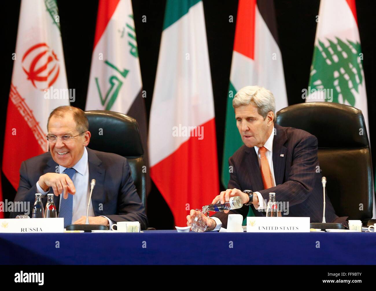 Stati Uniti Il segretario di Stato John Kerry (R) e il ministro degli affari esteri russo Sergei Lavrov frequentare la Siria internazionale del gruppo di supporto (ISSG) Riunione di Monaco di Baviera, Germania, 11 febbraio 2016, insieme con i membri dell'opposizione siriana e altri funzionari. Foto: MICHAEL DALDER/DPA Foto Stock