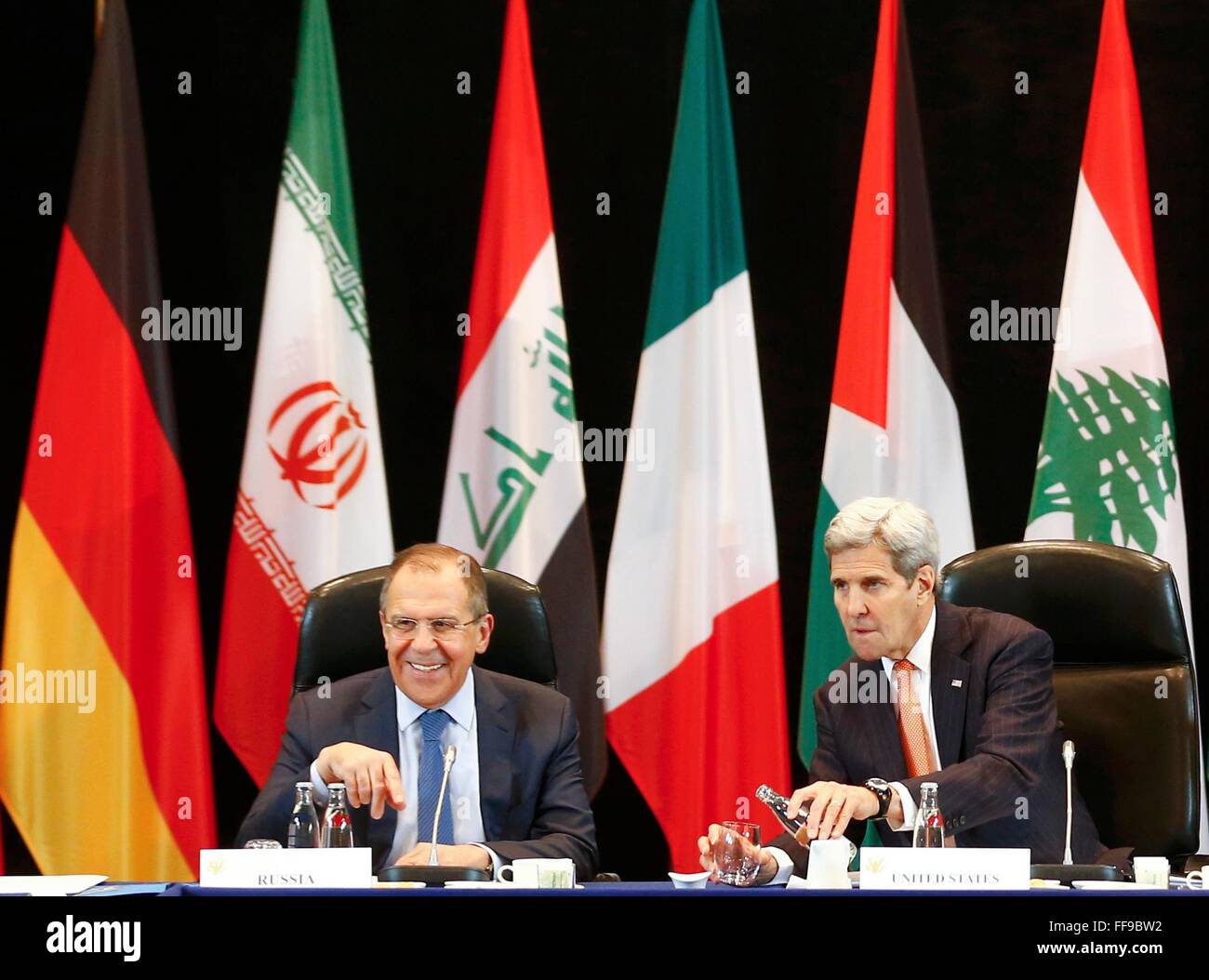 Stati Uniti Il segretario di Stato John Kerry (R) e il ministro degli affari esteri russo Sergei Lavrov frequentare la Siria internazionale del gruppo di supporto (ISSG) Riunione di Monaco di Baviera, Germania, 11 febbraio 2016, insieme con i membri dell'opposizione siriana e altri funzionari. Foto: MICHAEL DALDER/DPA Foto Stock