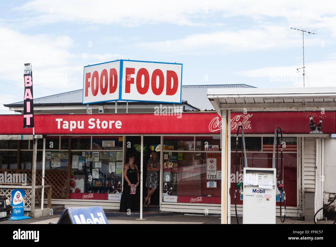 Segno alimentare alla stazione di benzina in negozio Tapu,lato ovest della penisola di Coromandel,l'isola nord,Nuova Zelanda,Pacifico. Foto Stock