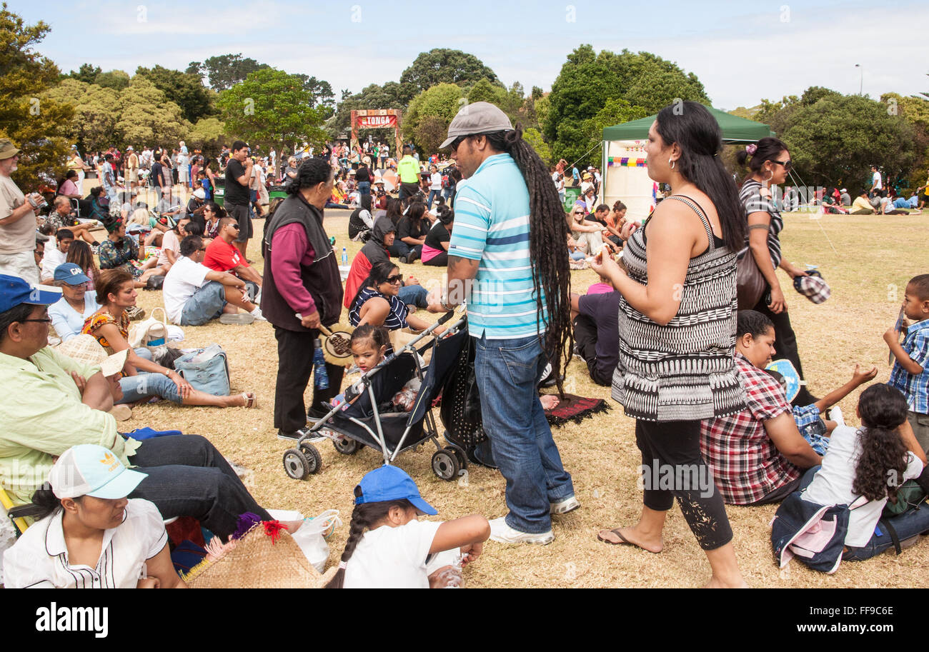 Pubblico dalle isole del Pacifico la visualizzazione gli interpreti di marcia annuale raduno al Festival Pasifika,Auckland, Nuova Zelanda Foto Stock