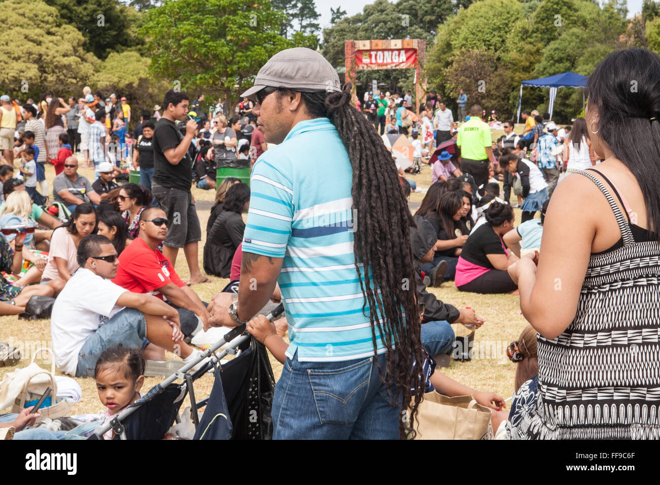Pubblico dalle isole del Pacifico la visualizzazione gli interpreti di marcia annuale raduno al Festival Pasifika,Auckland, Nuova Zelanda Foto Stock