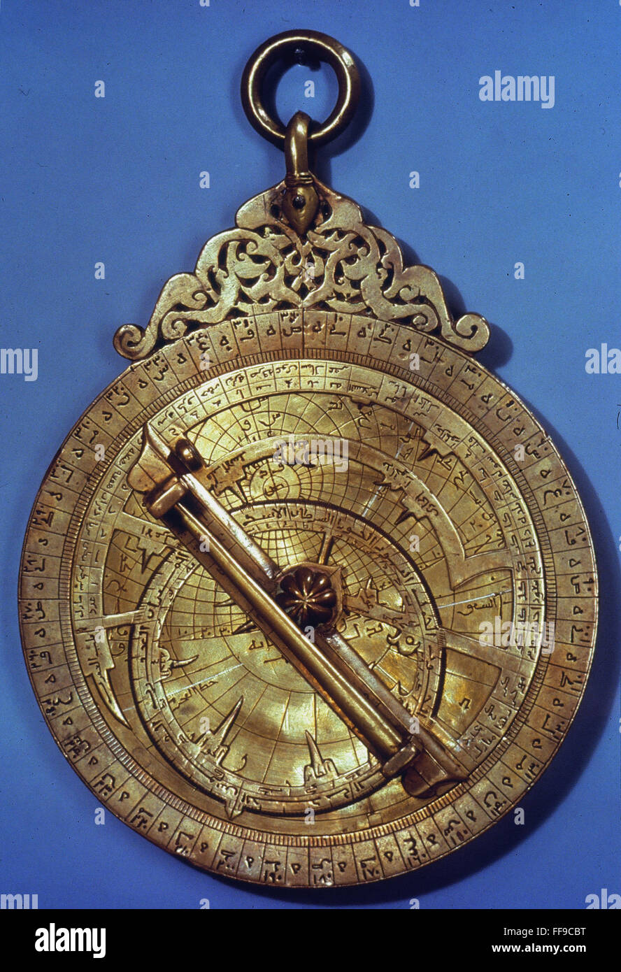 Arabo astrolabio in ottone. /NProbably dallo Yemen, 1295-96. Foto Stock