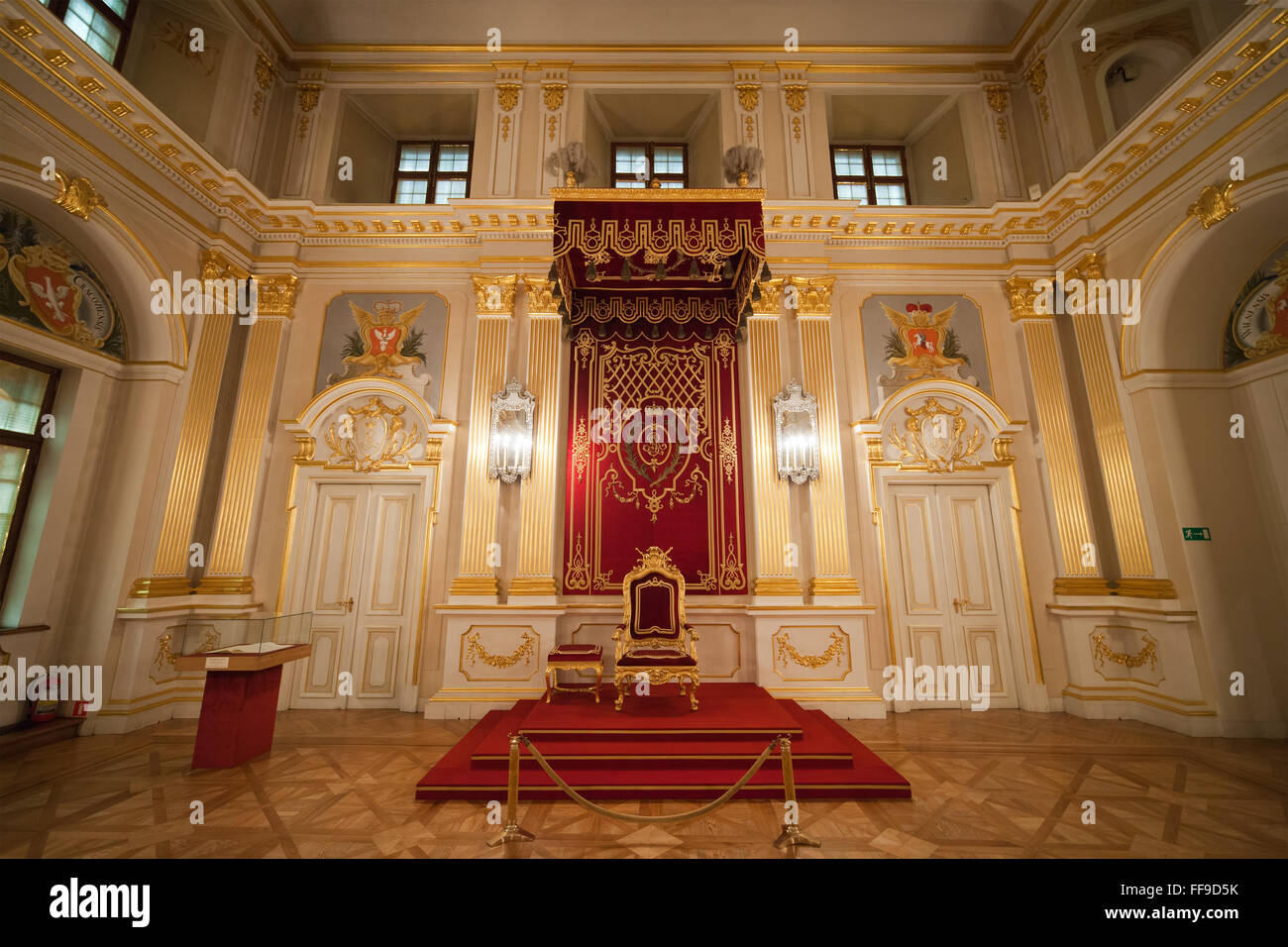 La Polonia, la città di Varsavia, il Castello Reale interno, trono nella Camera dei Senatori Foto Stock