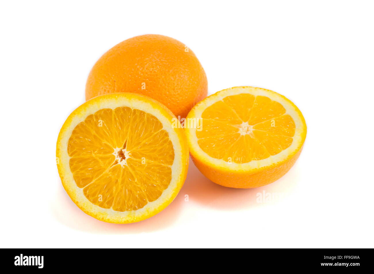 Dimezzato e tutta arancione isolato su bianco Foto Stock