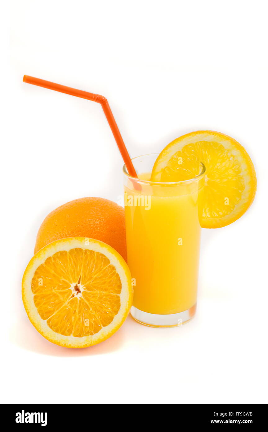 Dimezzato le arance e succo d'arancia fresco isolato su bianco Foto Stock