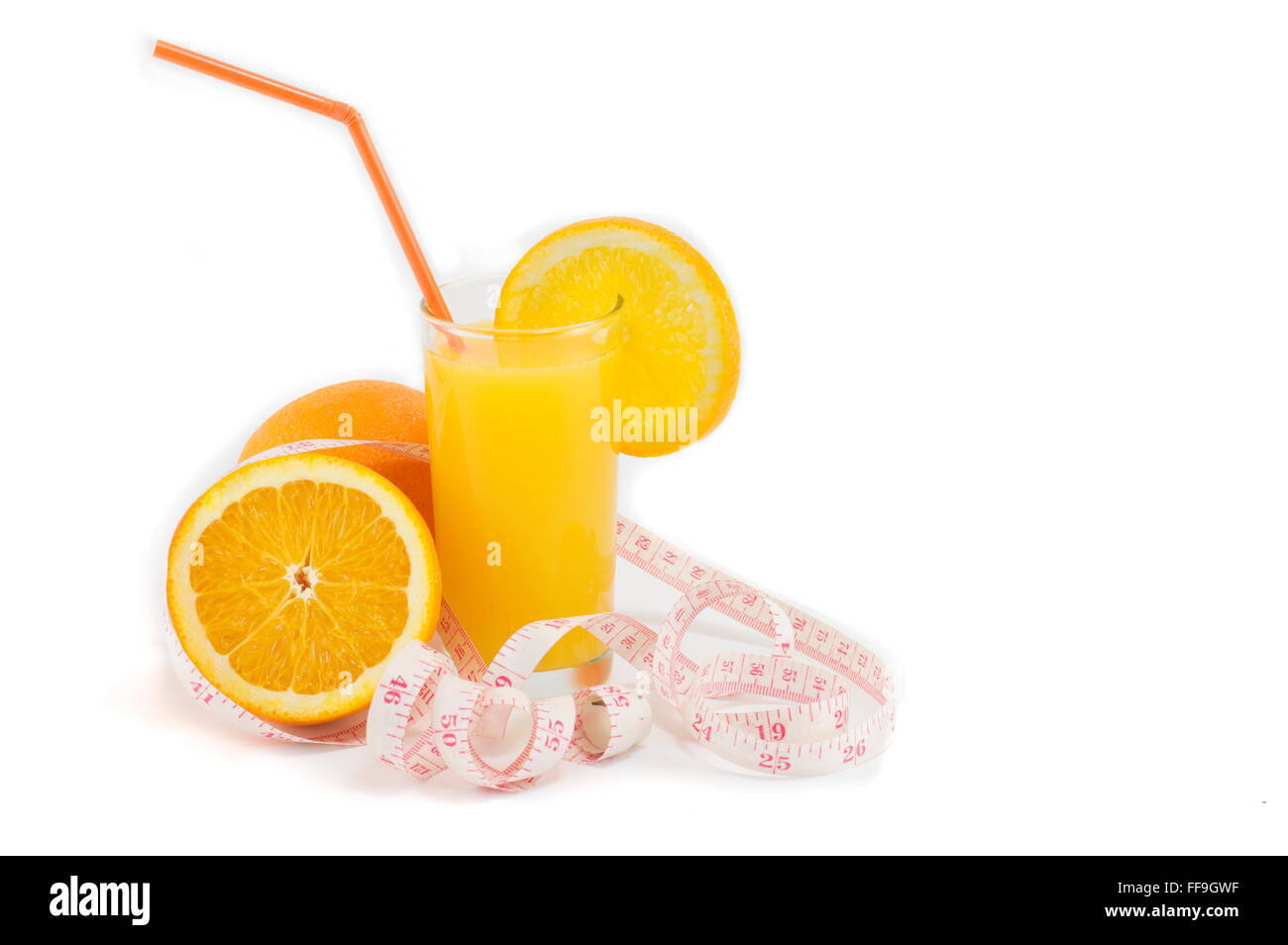 Dimezzato le arance e succo d'arancia fresco isolato su bianco Foto Stock