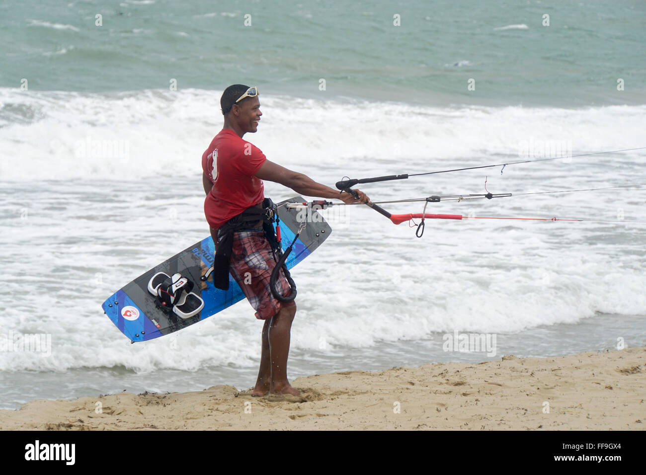 Kiteboarder Instructur , il kite surf, la spiaggia di Cabarete, costa Nord, Repubblica Dominicana Foto Stock