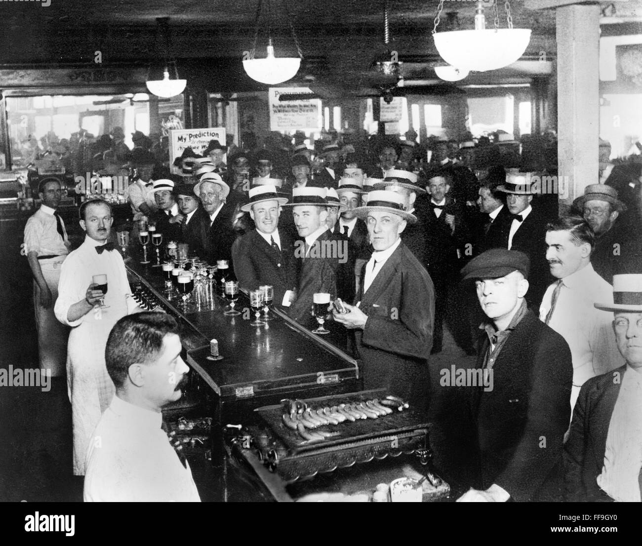 Divieto, STATI UNITI D'AMERICA. Interno di un bar affollato momenti prima della mezzanotte del 30 giugno 1919, quando il divieto è in vigore, New York City, NY, STATI UNITI D'AMERICA. Foto Stock