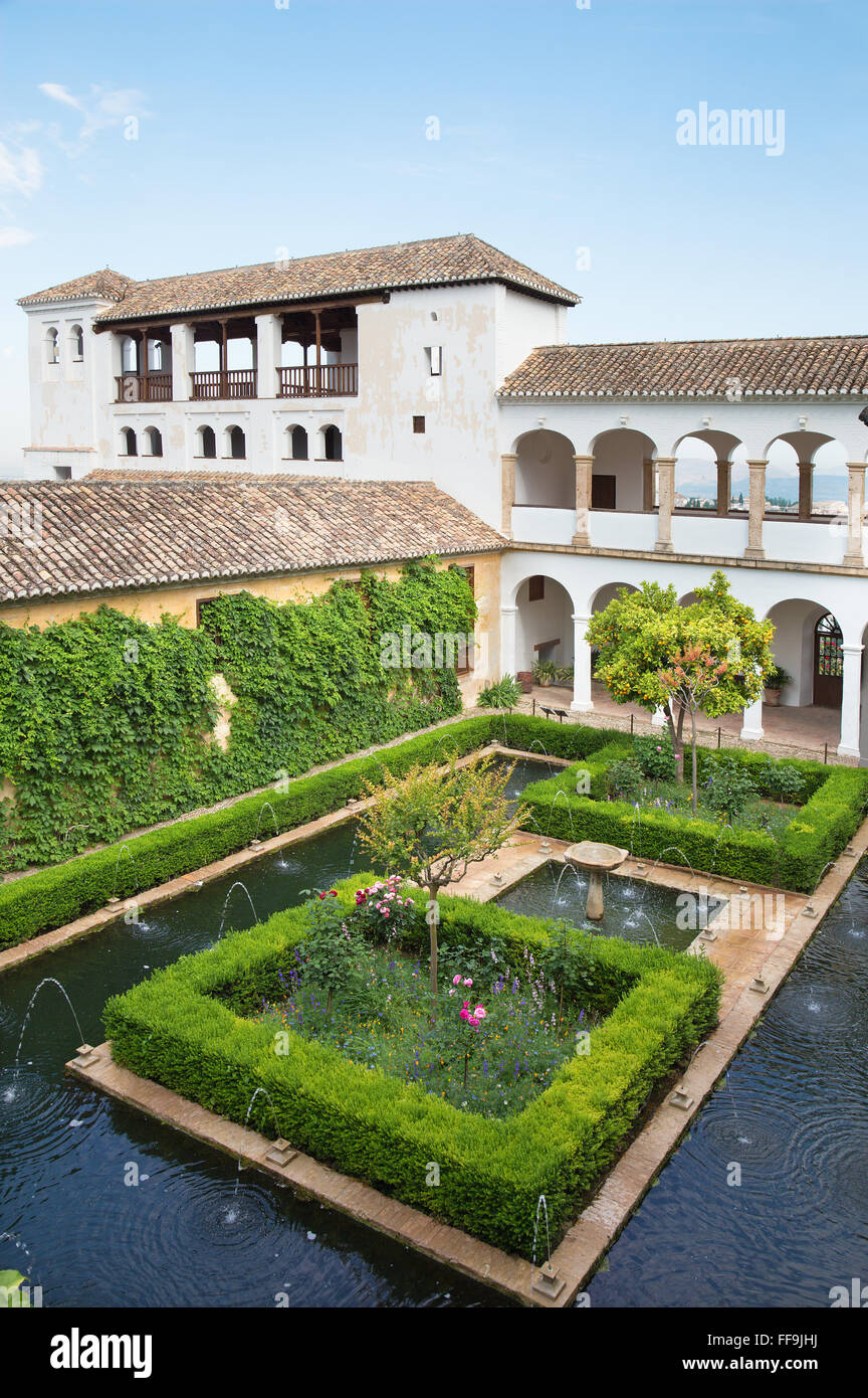 GRANADA, Spagna - 30 Maggio 2015: Il gardnes e Generalife palace di mattina. Foto Stock