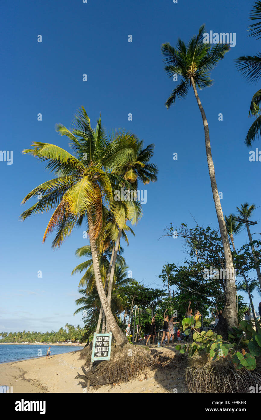 Las Terrenas spiaggia, aerobica di gruppo con istruttore, , Repubblica Dominicana Foto Stock