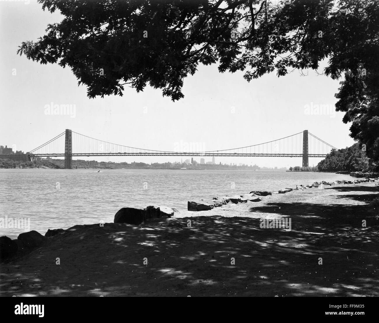 GEORGE WASHINGTON BRIDGE. /NLooking a sud del fiume Hudson riva dal New Jersey Palisades nel 1964. Foto Stock