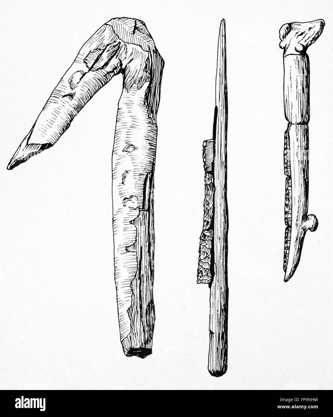 Antichi attrezzi agricoli. /NA zappa di legno e di pietra focaiabladed falcetto con manico in